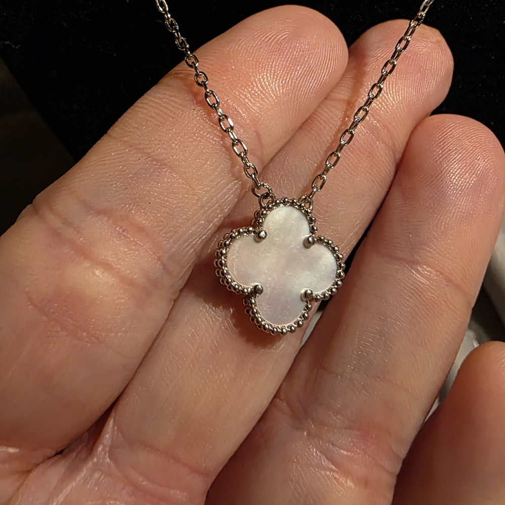 USED....Elegant Silver With A  White Shell Clover Necklace. - Picture 3 of 8